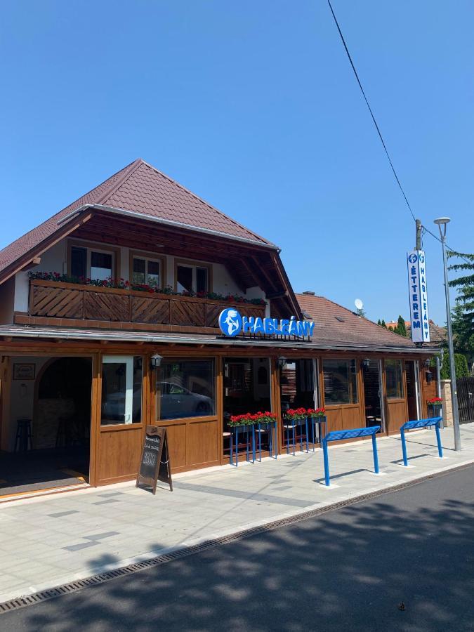 Bed and Breakfast Hableany Etterem, Pizzeria Es Vendeghaz Balatonmáriafürdő Zewnętrze zdjęcie